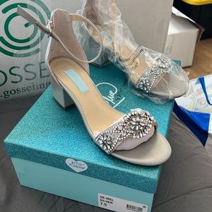 New Betsy Johnson 7.5 silver 1.5 inch heels